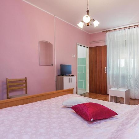 Cozy Apartment In Pican With Kitchen מראה חיצוני תמונה