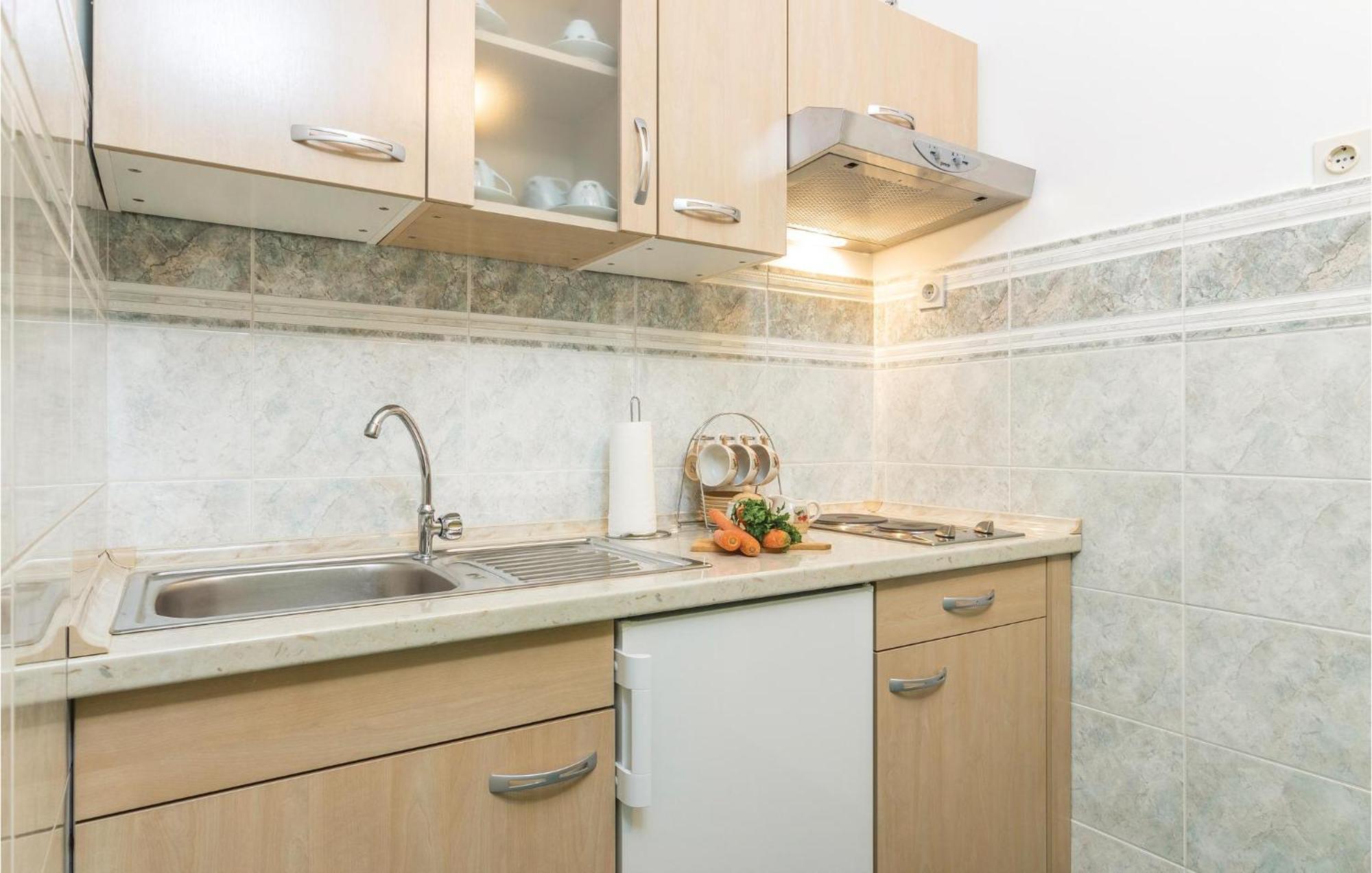 Cozy Apartment In Pican With Kitchen מראה חיצוני תמונה