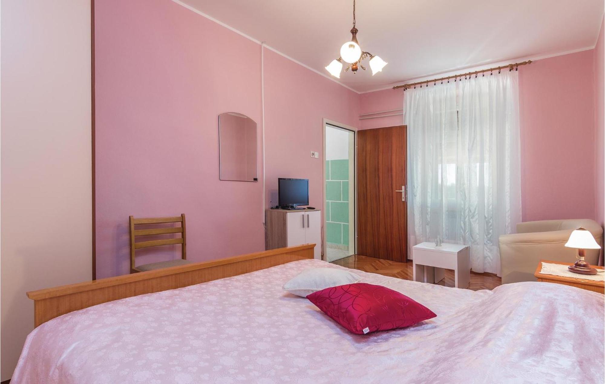 Cozy Apartment In Pican With Kitchen מראה חיצוני תמונה